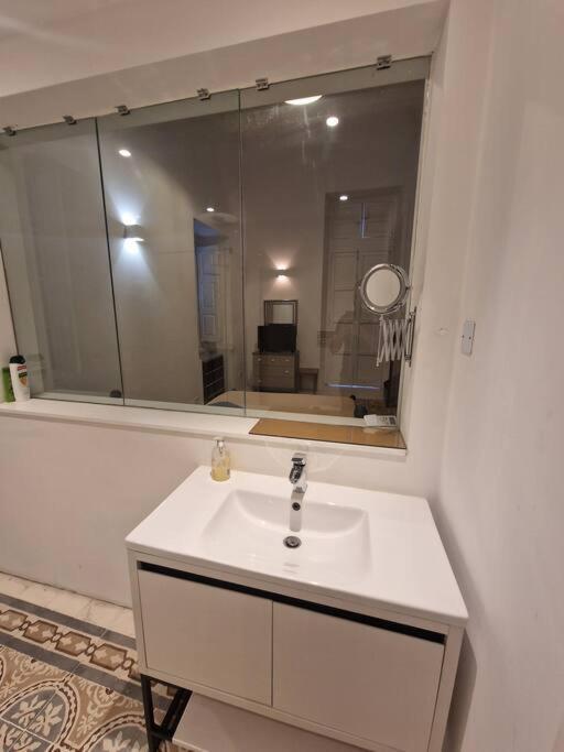 Appartement No 60, 2nd Floor, Centrally Located, Fully Equipped *